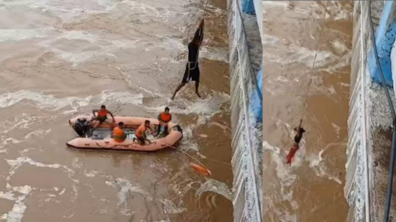 फल्गु नदी में बाढ़ के दौरान रेस्क्यू टीम एक व्यक्ति को रस्सी से सुरक्षित निकालते हुए