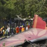 "अहमदाबाद प्लेन क्रैश स्थल पर दुर्घटनाग्रस्त विमान का टुकड़ा और राहत-बचाव कार्य में जुटी टीमें"