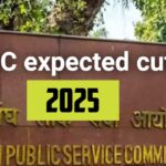 "UPSC भवन के सामने 2025 की संभावित कटऑफ की जानकारी दर्शाता हुआ बैनर"