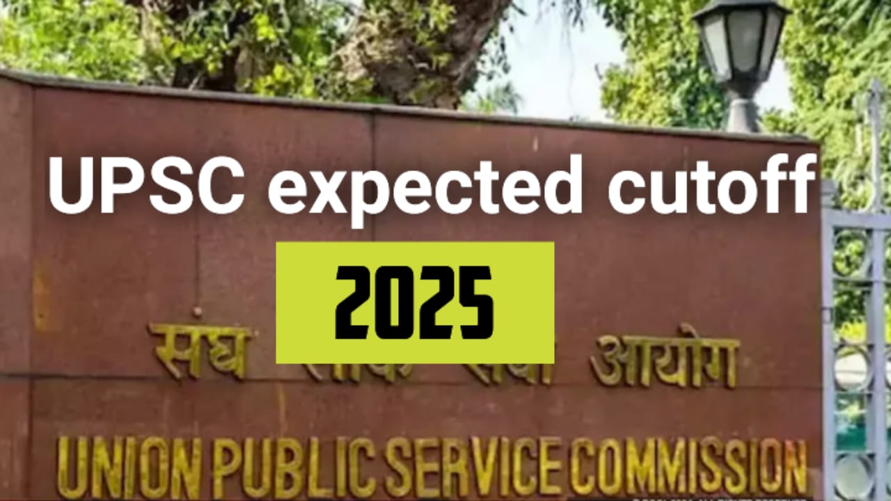 "UPSC भवन के सामने 2025 की संभावित कटऑफ की जानकारी दर्शाता हुआ बैनर"