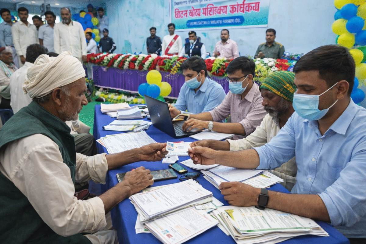 बिहार में फार्मर रजिस्ट्री के तहत किसान आईडी बनाते किसान